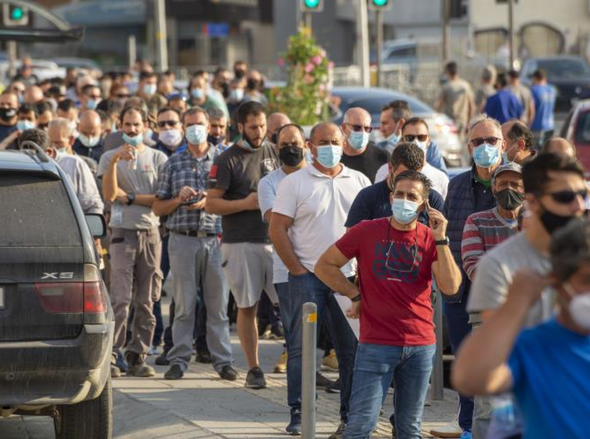 Μεγάλες ουρές εργαζομένων για τεστ κορωνοϊού στη Λεμεσό